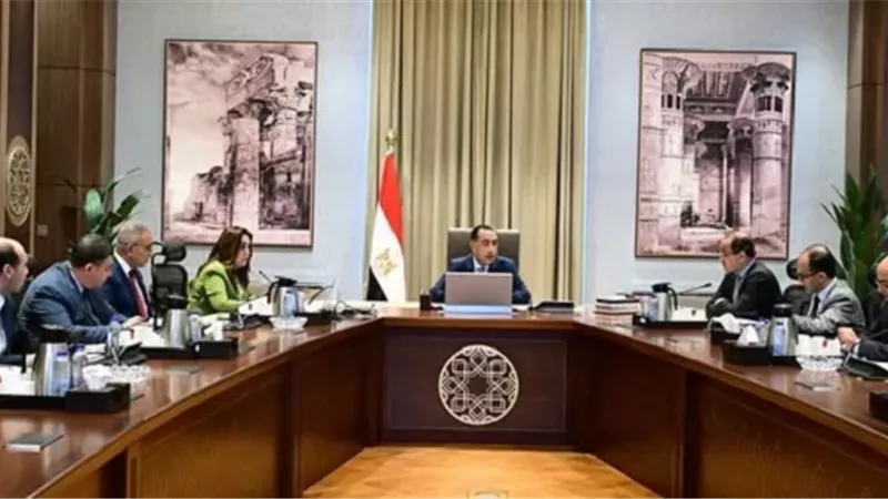 رئيس الوزراء يتابع ملفات التعاون بين وزارتي التنمية المحلية والمالية