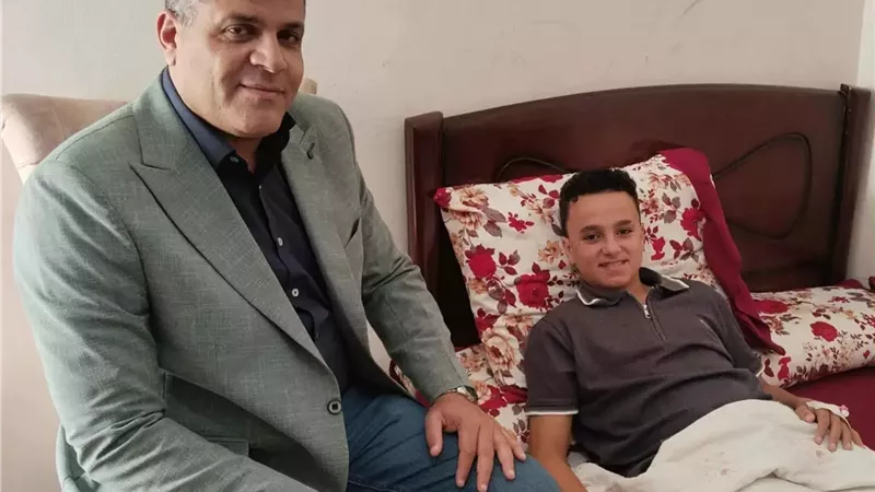 مدير تعليم دميـاط يزور طالب ثانوي بمنزله طعنه زميله بمطواة