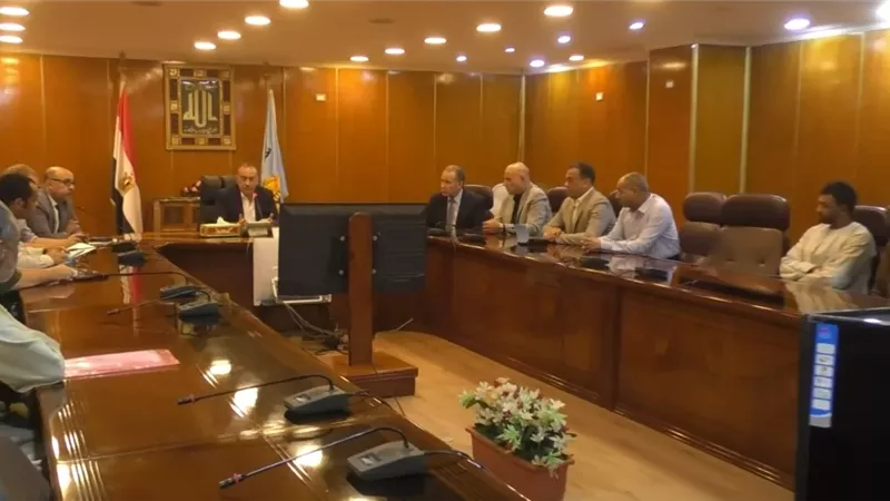 محافظ أسيوط يلتقي أهالي قرية صليبة العدر ويوجه بسرعة تلبية مطالبه