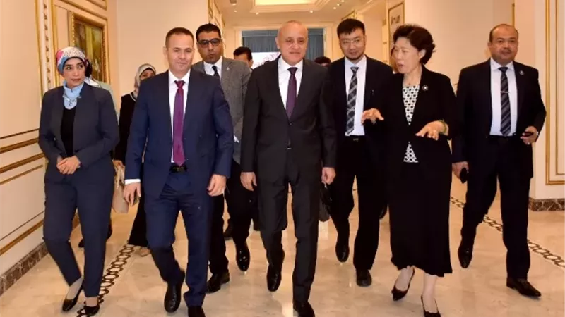 محافظ الأقصر يشهد عرض الفرص الاستثمارية مع وفد من الصين
