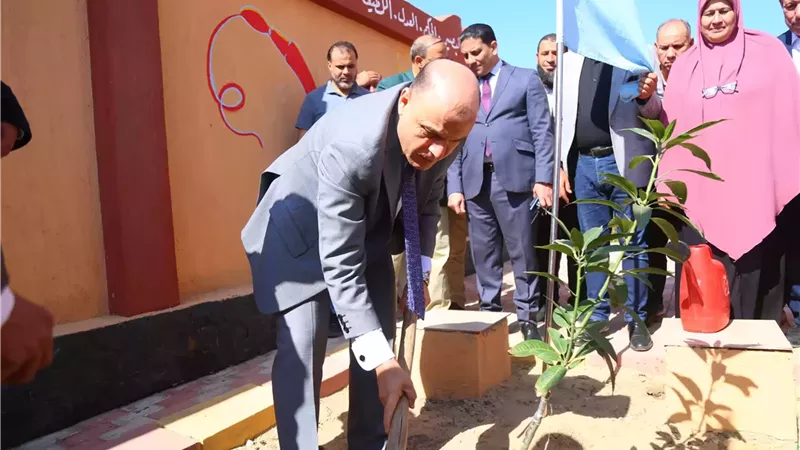 محافظ كفرالشيخ يزرع الأشجار بمدرسة الشهاينة للتعليم الأساسي