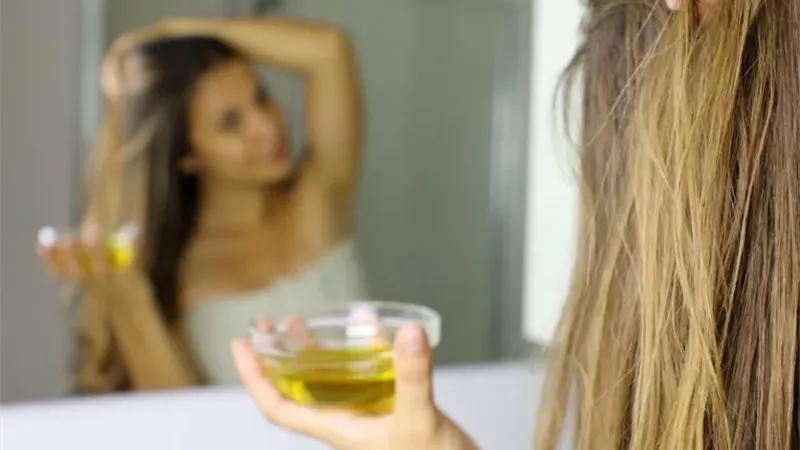 اكتشفي أهم فوائد زيت الزيتون لصحة شعرك وجماله وحمايته