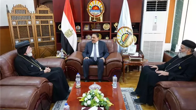 محافظ مطروح ييتقبل الأنبا كاراس أسقف مطروح والخمس مدن الغربية
