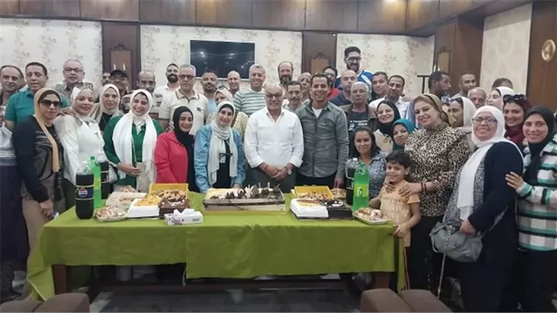 العاملون والموظفون بنادى الجياد استقبلوا حسام انور بالورود