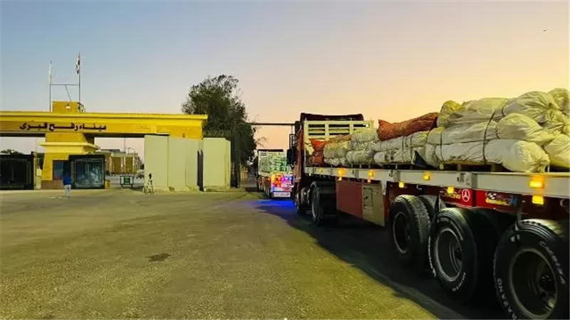 قوافل العطاء.. مستمرة لدعم الأشقاء