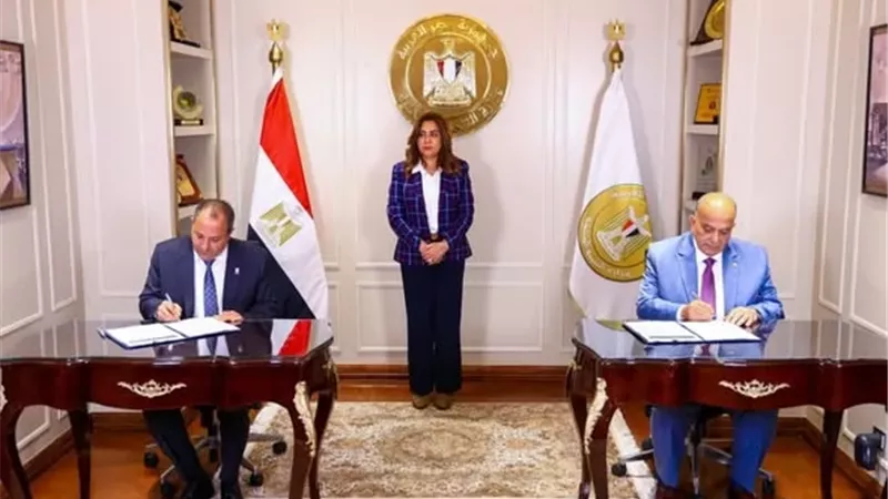 وزيرة التنمية المحلية تشهد عقد تقديم خدمات الجمع والنظافة بأحياء بورسعيد