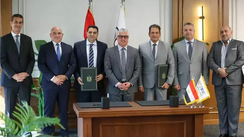 رئيس اقتصادية قناة السويس يشهد توقيع عقد مشروع شركة الأهرام للكيماويات
