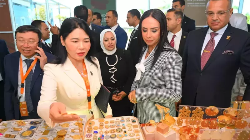 وزيرة التضامن ومحافظ جنوب سيناء يتفقدان جناح معرض 