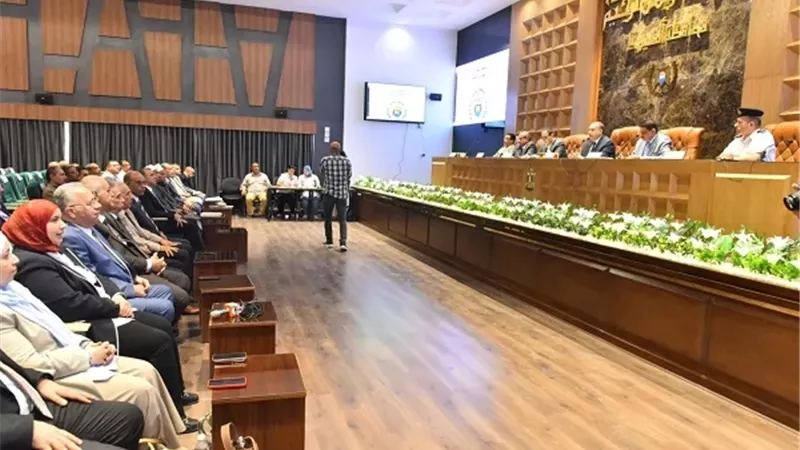 إشراك الطلاب وأساتذة الجامعة في جلسة المجلس التنفيذي باسيوط