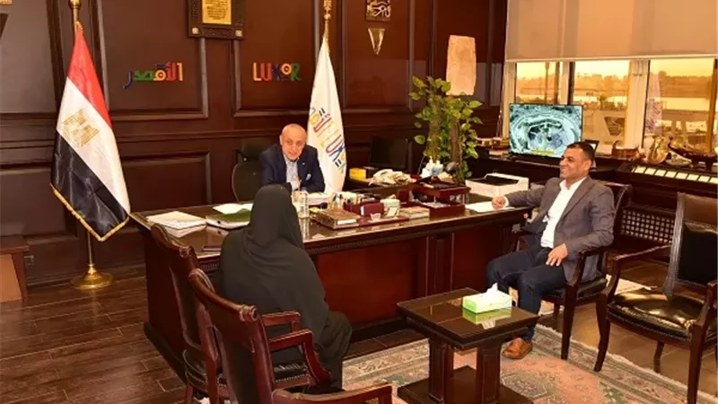 محافظ الأقصر يعقد اجتماعًا لبحث مشروعات المرافق بالبياضية