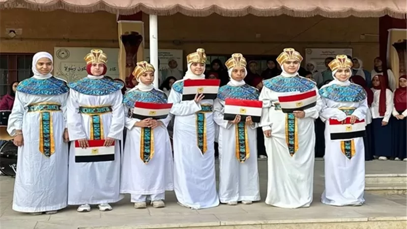 طلاب الشرقية يحتفلون بافتتاح المتحف المصري الكبير بزي فرعوني