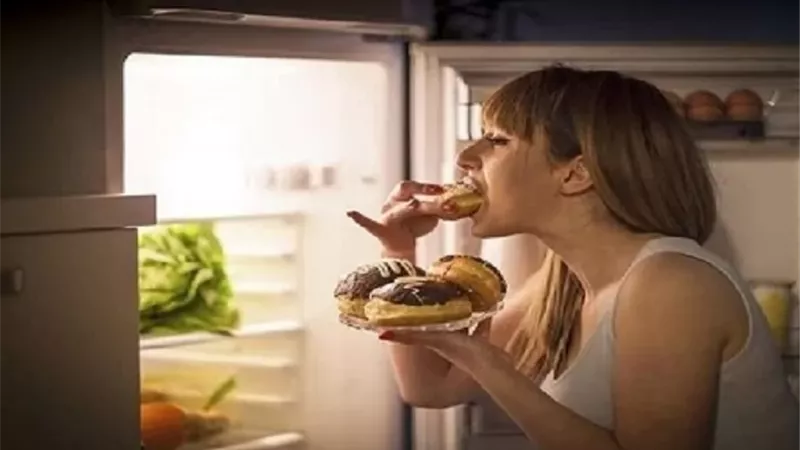 وجبة منتصف الليل قد تضر كبدك .. تعرّف على السبب