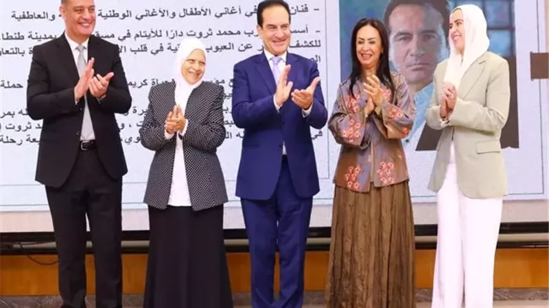 وزيرة التضامن تكرم الفنان محمد ثروت في احتفالية 