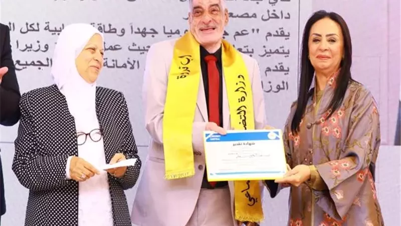 33 عامًا من التفاني والابتسامة.. عم جاد أيقونة العطاء في وزارة التضامن
