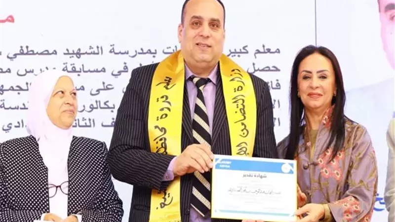 من قاعة الدرس إلى منصة التكريم.. معلم من كفر الشيخ نموذج للأب القدوة