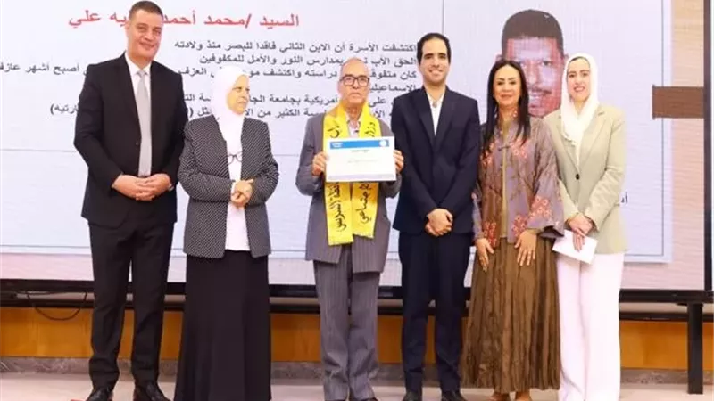 محمود لبيب..أب قدوة من السويس وهب حياته لطفل من ذوي الإعاقة