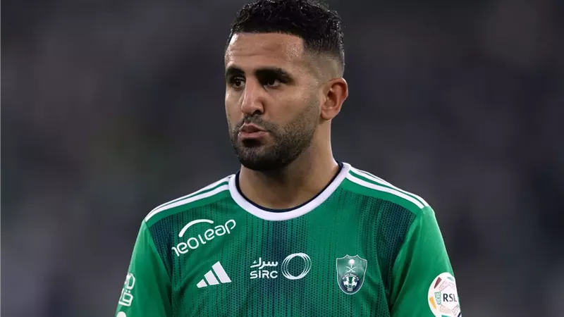 الدوري السعودي| رياض محرز يقود تشكيل الأهلي أمام الرياض