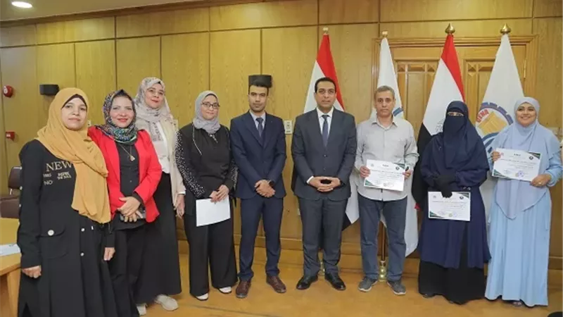 نائب محافظ قنا يكرّم الحاصلين على دورة إعداد المدربين
