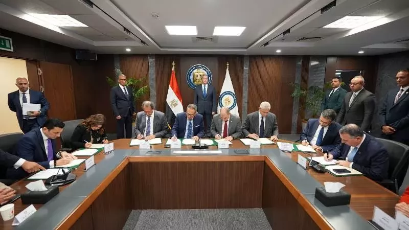 وزير البترول يشهد توقيع عقد تمويل الإيثانول الحيوي مع تحالف مصرفي