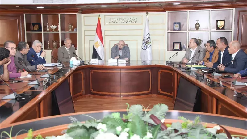 محافظ بنى سويف يبحث مشكلةارتفاع منسوب المياه بعزبةنورالدين بسمسطا