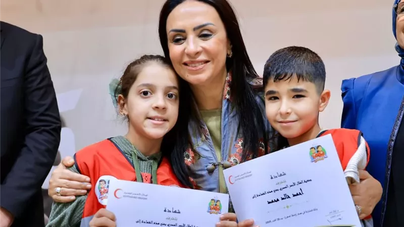 وزيرة التضامن تسلم أطفال فلسطينيين شهادات اجتياز دورة المنقذ الصغير