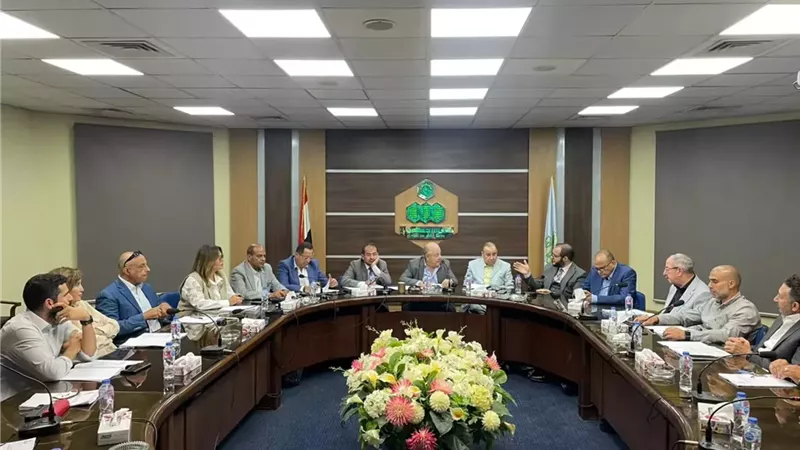 مستثمرو العاشر من رمضان يناقشون وضع آلية لتنفيذ قرار 