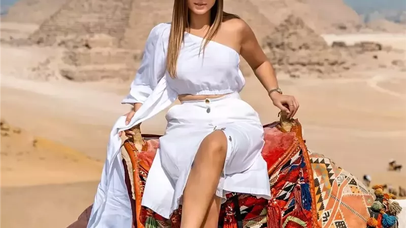 من أمام الأهرامات .. هلا السعيد تروج للمتحف المصرى الكبير