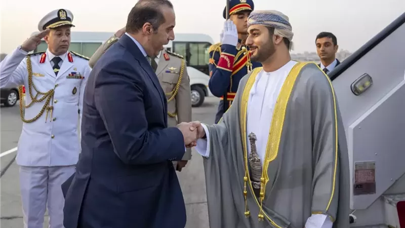 ذي يزن بن هيثم يصل إلى القاهرة للمشاركة في افتتاح المتحف المصري الكبير