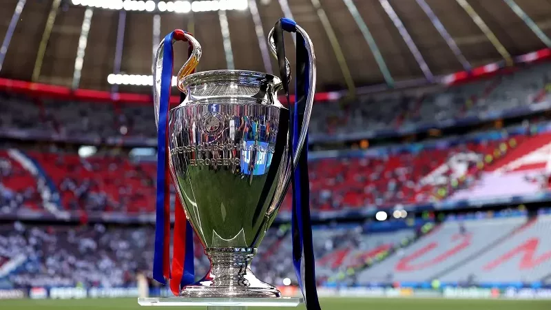 سان جيرمان يقرر عرض كأس دورى الأبطال فى كل مباراة على أرضه