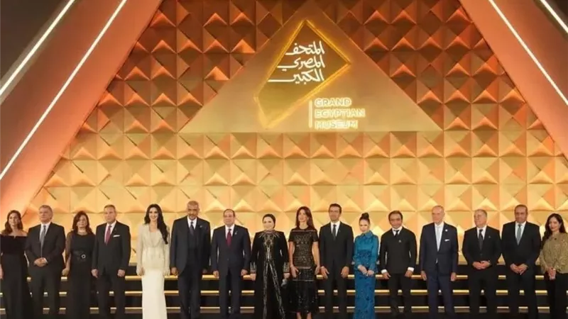 الرئيس السيسي وقرينته يتوسطان صورة تذكارية مع رعاة حفل المتحف المصري الكبير