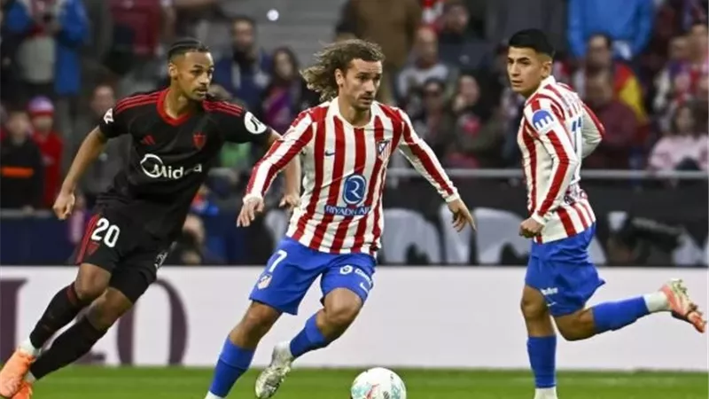 أتلتيكو مدريد يتخطي إشبيلية بثلاثية ويتقاسم مركزه مع برشلونة