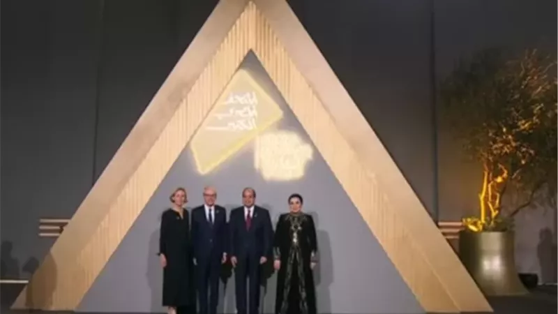 الرئيس السيسي وقرينته يستقبلان القادة والملوك والزعماء المشاركون بحفل المتحف المصري الكبير