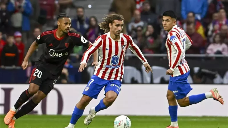 أتلتيكو مدريد يتخطي إشبيلية بثلاثية ويلاحق برشلونة