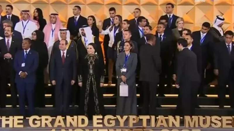 بالفيديو.. ملكة الاردن تقف الى جوار السيدة انتصار قرينة السيد الرئيس عبد الفتاح السيسى