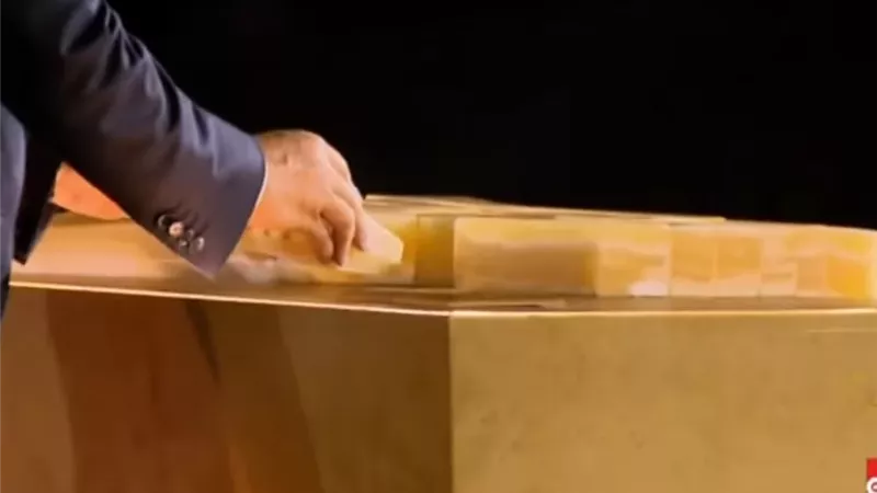 بالفيديو.. الرئيس السيسي يضع القطعة الأخيرة التى تمثل مصر فى مجسم المتحف المصري الكبير