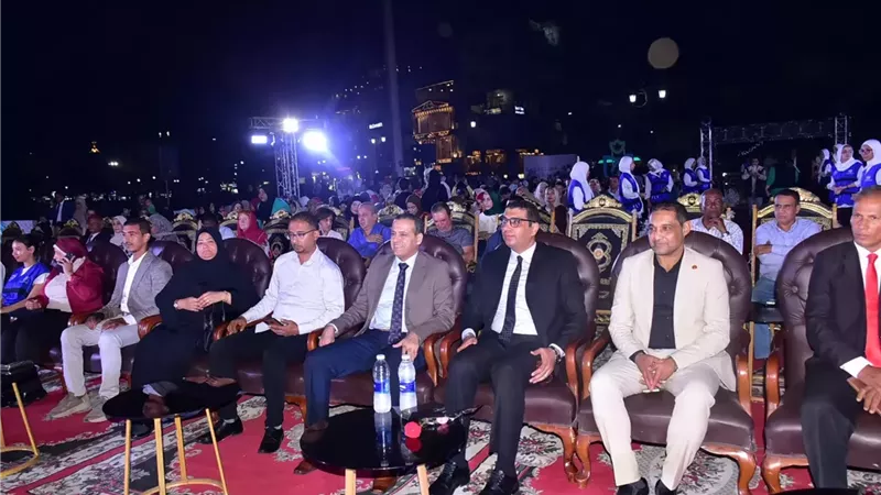 أهالى الأقصر يتابعون افتتاح المتحف المصرى الكبير