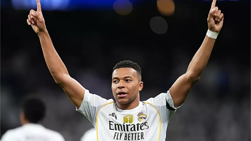 مبابي يسجل هدف ريال مدريد الثاني أمام فالنسيا 