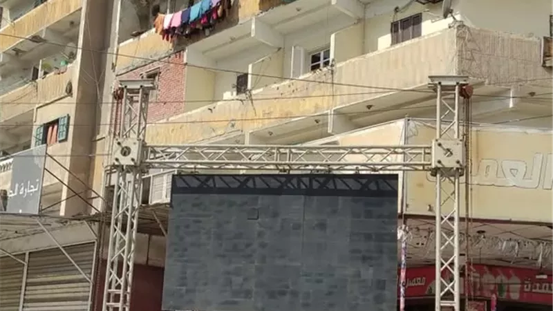 شاشات عرض في ميادين الإسماعيلية لبث حفل افتتاح المتحف الكبير..صور
