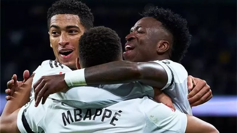 ريال مدريد يسحق فالنسيا برباعية ويبتعد بصدارة الدوري الإسباني