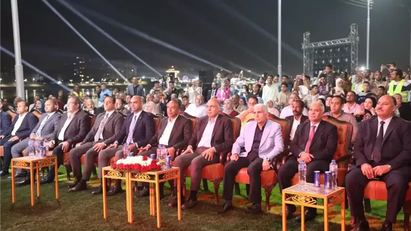 محافظ المنيا يشارك الأهالي فرحة افتتاح المتحف المصري الكبير