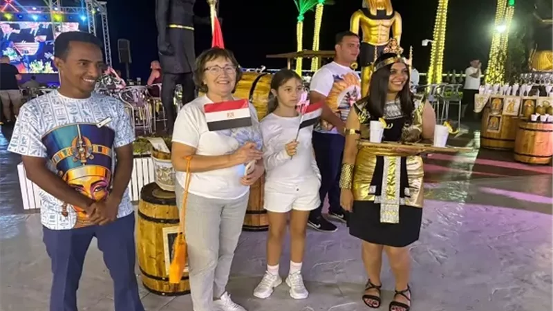 جنوب سيناء..ازدحام الميادين بالسائحين والمواطنين لمتابعة الافتتاح