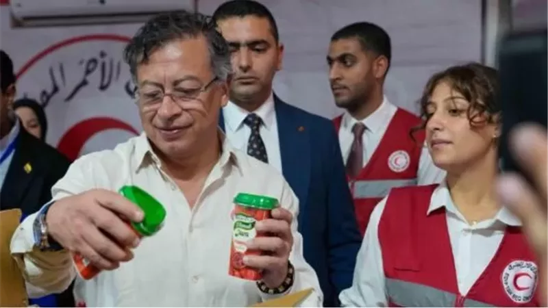 رئيس كولومبيا يشارك في تعبئة المساعدات المصرية المقدمة لقطاع غزة
