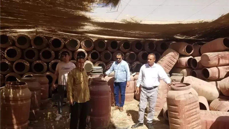 ضبط مصنع مخللات بدون ترخيص ومنتجات غير صالحة بالمنيا
