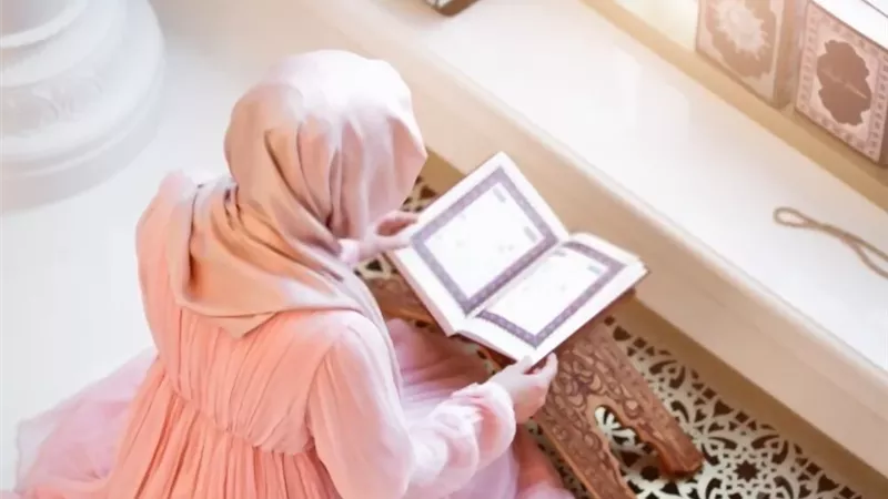 هل يُشترط للمرأة لبس الحجاب واستقبال القبلة عند قراءة القرآن؟