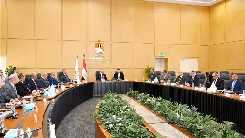 وزير الاسكان يؤكد ضرورة تضافر الجهود لإتمام مشروعات حياة كريمة