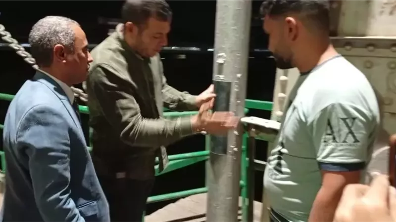 إجراءات وقائية لتأمين أعمدة الإنارة بمنفلوط