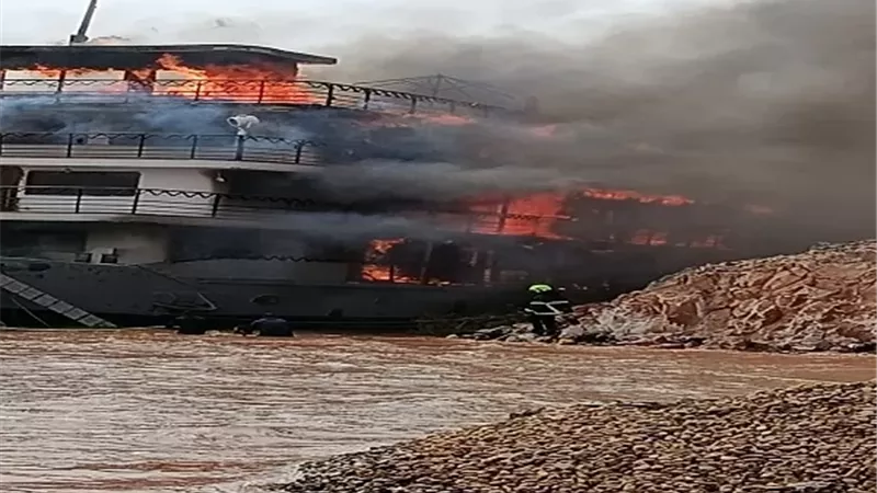 اندلاع حريق هائل بفندق عائم باسوان