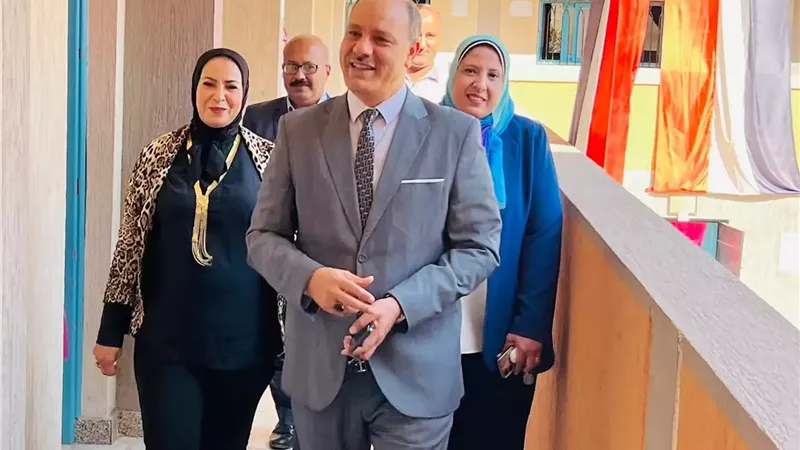 مدير تعليم الإسكندرية يتفقد عددا من المدارس لمتابعة انتظام الدراس