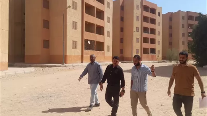 رئيس مدينة الطود بالأقصر يتفقد عمارات الإسكان