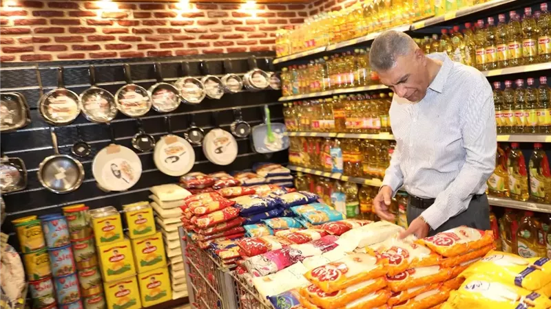 محافظ أسوان يقود جولات ميدانية مفاجئة لضبط الأسواق